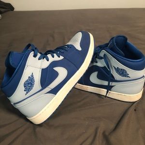 Air Jordan Retro 1 Mid ‘Ice Blue’